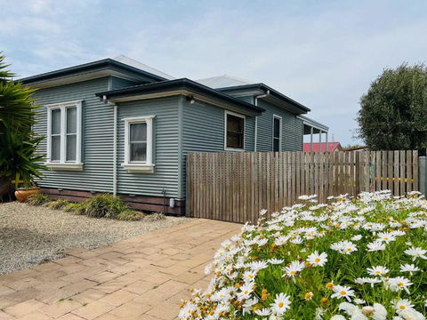 Saltwater Bungalow - WiFi - Tweed Heads Accommodation 0