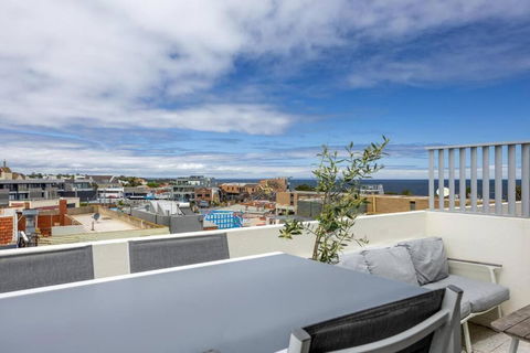Sandy@Village - Newly Renovated + Bay Views - Tweed Heads Accommodation 1
