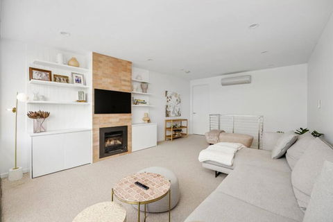 Sandy@Village - Newly Renovated + Bay Views - Tweed Heads Accommodation 2