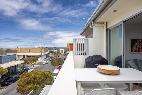 Sandy@Village - Newly Renovated + Bay Views - Tweed Heads Accommodation 3