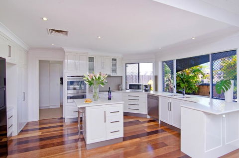 SEACLUSION 5 Bed Waterfront, Sleeps 12 - Tweed Heads Accommodation 1
