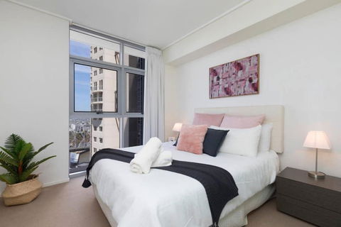 SK2 - CHARMING Skyline CBD W River Views 3 BR Private Apartment - Tweed Heads Accommodation 0