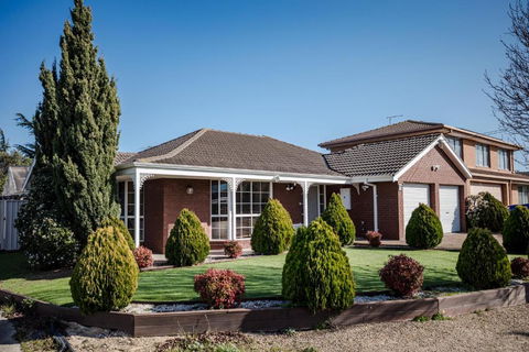 StayAU Tranquil 4BR Lakeside Retreat In Seabrook - Tweed Heads Accommodation 0