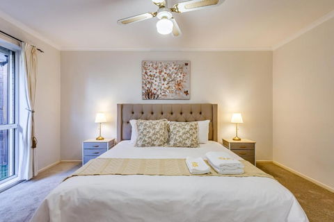 StayAU Tranquil 4BR Lakeside Retreat In Seabrook - Tweed Heads Accommodation 2