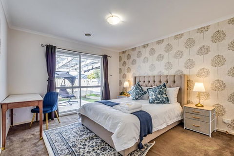 StayAU Tranquil 4BR Lakeside Retreat In Seabrook - Tweed Heads Accommodation 3