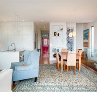 Beautiful Renovated Home With Water Views and Yard - Tweed Heads Accommodation