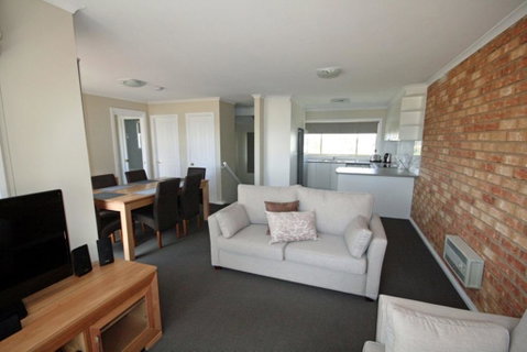 Beloka 9 - Overlooking Lake Jindabyne - Tweed Heads Accommodation 2
