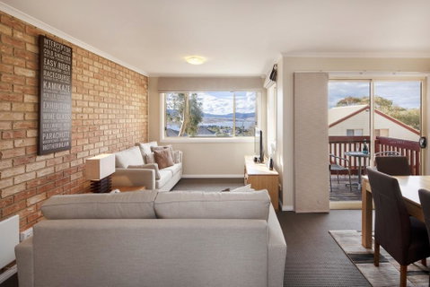Beloka 9 - Overlooking Lake Jindabyne - Tweed Heads Accommodation 0