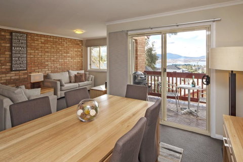 Beloka 9 - Overlooking Lake Jindabyne - Tweed Heads Accommodation 3