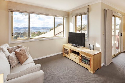 Beloka 9 - Overlooking Lake Jindabyne - Tweed Heads Accommodation 1