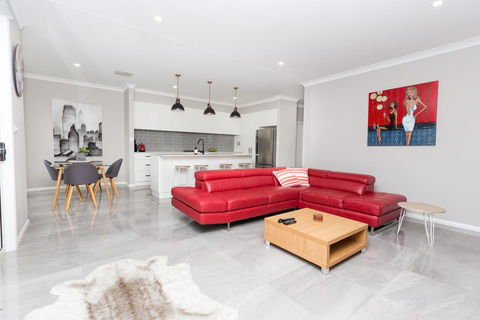 Best Central Wagga Townhouse - Tweed Heads Accommodation 0