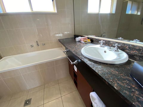 Best Western Plus All Settlers Motor Inn - Tweed Heads Accommodation 2