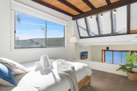 Waterfront Scotland Island Holiday Home - Family & Pet Friendly - 3 Bedrooms - Wifi - Netflix - Private Jetty - Tweed Heads Accommodation 3