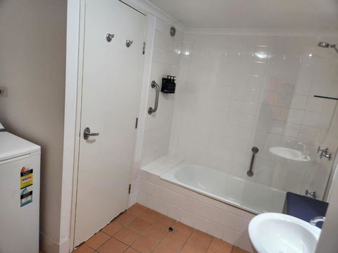 Water View. 1bedroom Sleeps 2. WI-FI, Wash Machine - Tweed Heads Accommodation 2