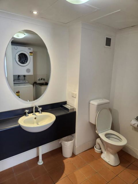 Water View. 1bedroom Sleeps 2. WI-FI, Wash Machine - Tweed Heads Accommodation 3