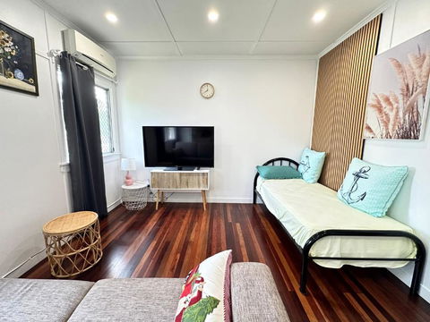 Zen Escape Guest House- Hidden Little Gem, Funky Corner, Boutique Granny Flat - Tweed Heads Accommodation 3