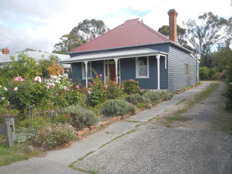 Yarram Cottage: Art And Accommodation - Tweed Heads Accommodation 1