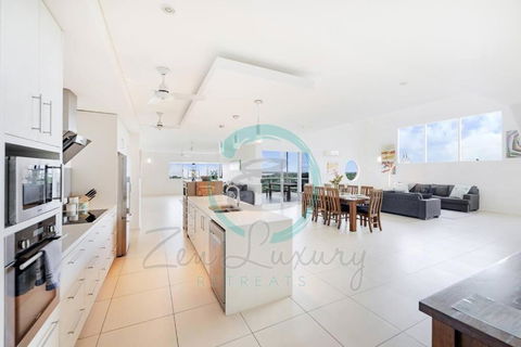 ZEN LUXURY: 2-Story 4-BR Penthouse In Darwin City With Mindal Markets & Harbour Views - Tweed Heads Accommodation 2