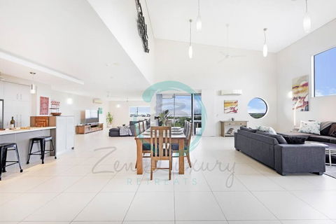 ZEN LUXURY: 2-Story 4-BR Penthouse In Darwin City With Mindal Markets & Harbour Views - Tweed Heads Accommodation 3