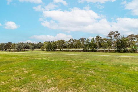 ZMITH Apartment - BROOKE, - Near AIS, GIO Stadium, UC, & Nth - Canberra Hospital - Tweed Heads Accommodation 3